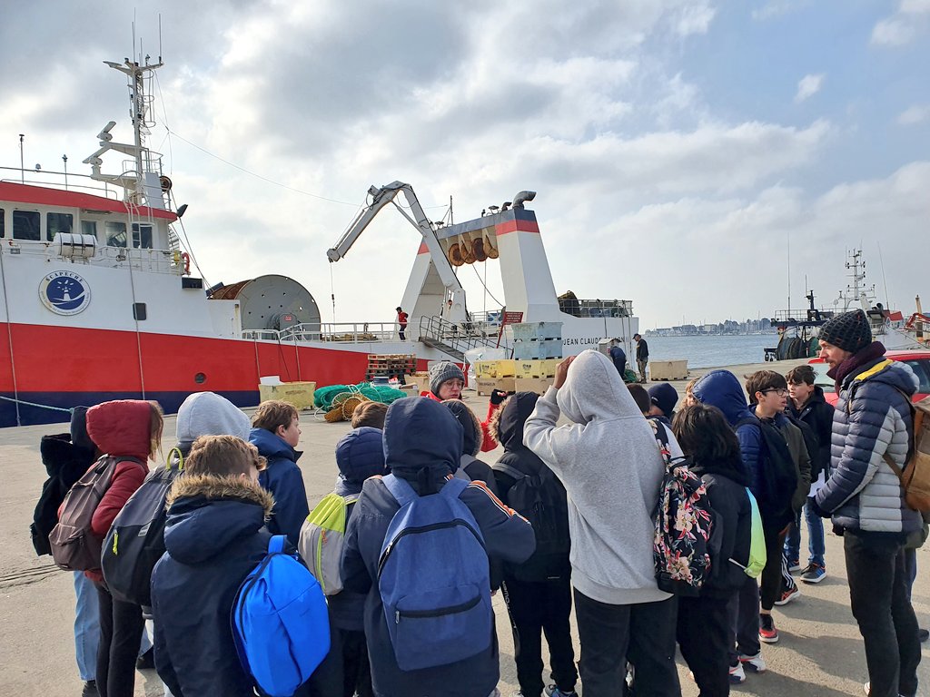 Les 6D ont découvert les poissons : 'De la mer à l'assiette' grâce à Pauline de @MaisonDeLaMer.#protectiondesocéans #métiersdelamer. Une matinée riche et très intéressante 🙂🐟. Des élèves ravis et impressionnés !