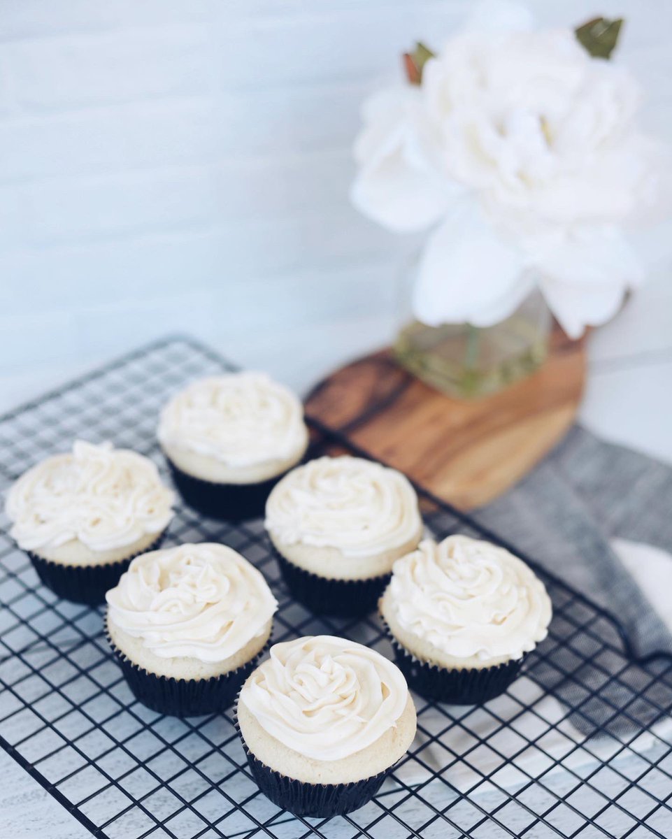 bookgirlmagic's tweet photo. Sunday reads and bakes!! 😋- Enjoying this cute little novel so far!! How’s your Sunday going?
#bookgirlmagicbakes #booksandbakes #bookgirlmagic https://t.co/6QBUJWf7P2