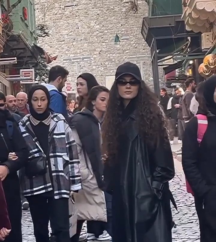 Edidos1001's tweet image. E vamos de #trinitymatrix...
Opa, deu falha na matrix é #NanukaStambolishvili a protagonista de #Emanet e partner de #HalilİbrahimCeyhan o lendário #YamanKırımlı que também são nosso amado casal #NanYam 
🏹🎯🐎❤