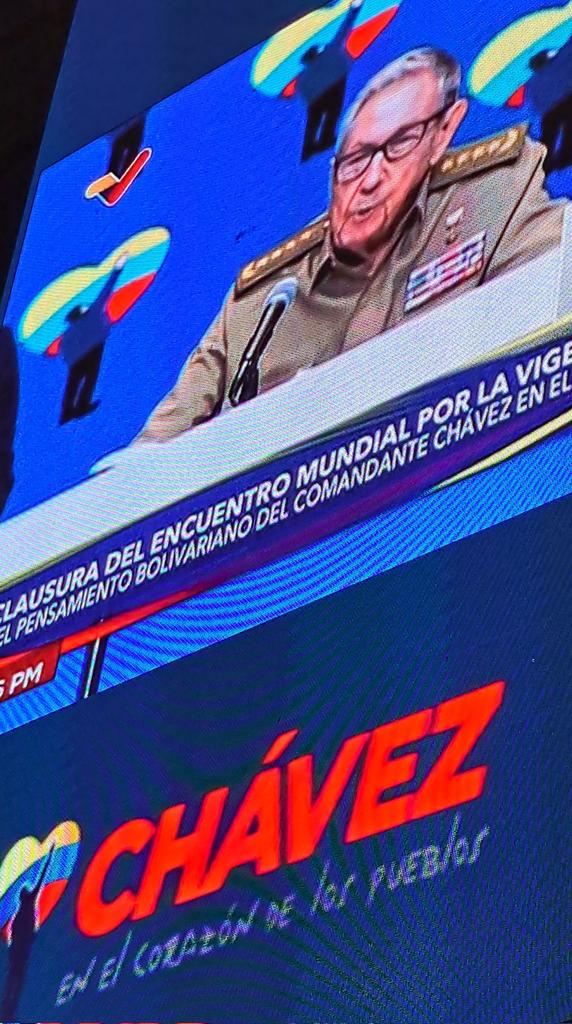 Gertrudis6303's tweet photo. Qué mejor cierre del Encuentro Mundial por la vigencia del pensamiento bolivariano del Comandante #Chávez que las emotivas palabras de nuestro #GeneralDeEjército Raúl Castro Ruz. #ChávezVive #MejorEsPosible  .@UlisesGuilarte  .@DrulletIsmael  .@CubaCentral  .@capitulo_cubano https://t.co/0hHQQdLbG4