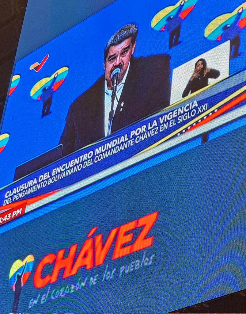 Gertrudis6303's tweet photo. Asiste el #GeneralDeEjército Raúl Castro Ruz a la clausura del Encuentro Mundial por el 10 aniversario de la siembra de #ChávezCorazónDelPueblo. #JuntarYVencer #SolidaridadEInternacionalismo  .@UlisesGuilarte  .@DrulletIsmael  .@CubaCentral  .@capitulo_cubano https://t.co/w3VGMvudkh