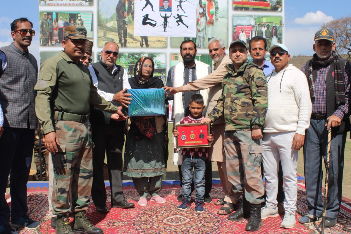 Parents of Rifleman Aurangzeb, Shaurya Chakra were felicitated by #IndianArmy and  they gave away prizes to winners alongwith prominent #Exservicemen from #Mendhar 
#OurVeteransOurPride
#MissionOlympics