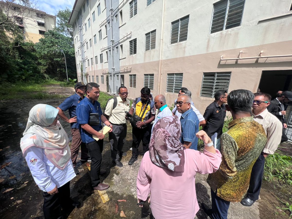 CerunJKR's tweet photo. Mesyuarat Penyelarasan Kerja-Kerja Pembaikan Cerun dan kerja-kerja berkaitan di Program Perumahan Rakyat (PPR) Bukit Padang, Penampang, Sabah bersama Ybhg. Datuk M Noor Azman bin Taib Ketua Setiausaha Kementerian Perumahan dan Kerajaan Tempatan pada 2 Mac 2023. https://t.co/91JaXJyItW