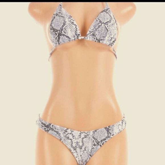 julie558232's tweet photo. So good I had to share! Check out all the items I'm loving on @Poshmarkapp from @Nicky96152972 @texasbadgirl69 #poshmark #fashion #style #shopmycloset #callielives: https://t.co/tORzuAAVc8 https://t.co/4Tq6KfqwfZ