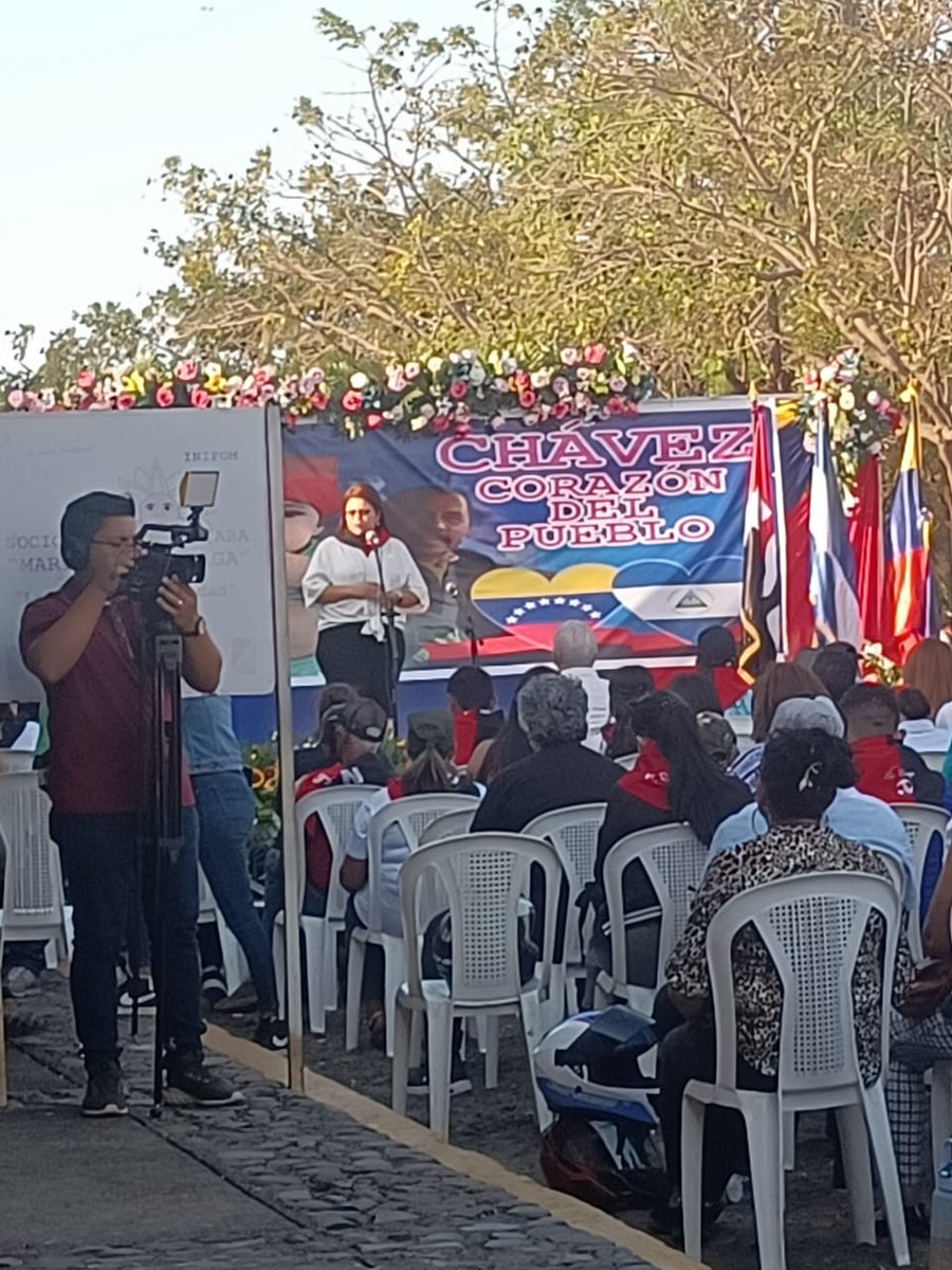 Enfermeria presente.✌🏻 en acto cultural🥍🎿🥍 en conmemoración al décimo aniversario del paso a la inmortalidad del comdte Hugo Chávez, honor y gloria a nuestros héroes. ♥️🖤🇻🇪🇳🇮 #YoSoyChavez #UVDenisSilva #LeonRevolucion