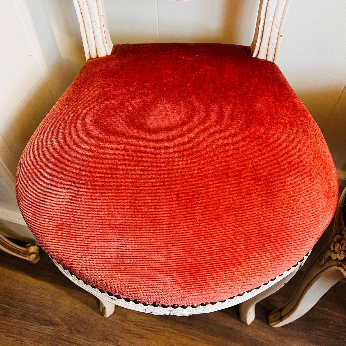 #RoomFurniture #LivingFurniture Pair of Wooden Chairs, Queen Anne Style, Vintage Shabby Chic White and Pink Velvet Vanity Chairs
etsy.me/3yeZ55e