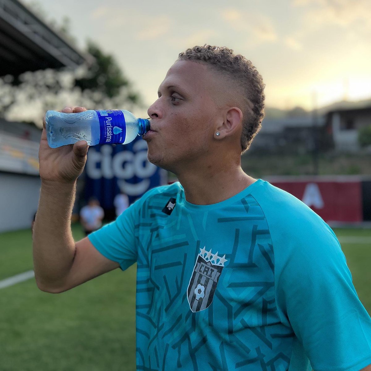 CAIPanama's tweet photo. ¡𝗛𝗜𝗗𝗥𝗔𝗧𝗔𝗗𝗢𝗦 𝗖𝗢𝗡 Purissima💦!
Nuestros vikingos se hidratan con Purissima, pura hasta la ultima gota 💧.
#EstoEsCAI #Purissima #AguaPura #LaChorrera #Hidratacion #Futbol #Vikingos https://t.co/49aBCDVHI3