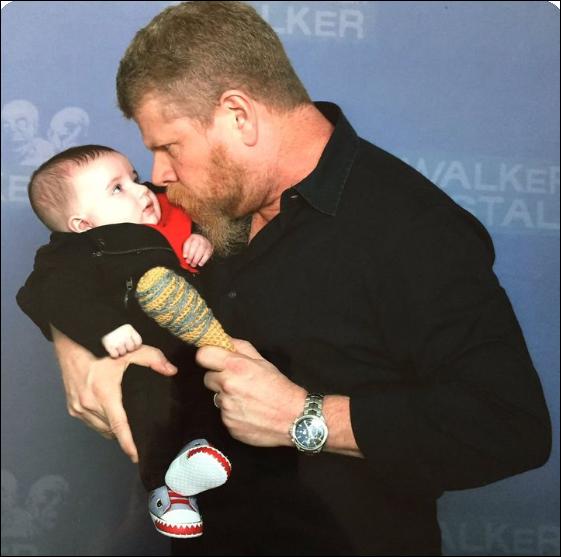 CoolmenRbornN64's tweet photo. A great picture from a #WalkerStalker event, talk about flashbacks from #TWD that is the wrong Negan he's too short ๐ณ๐ https://t.co/kdh5vHr7VQ