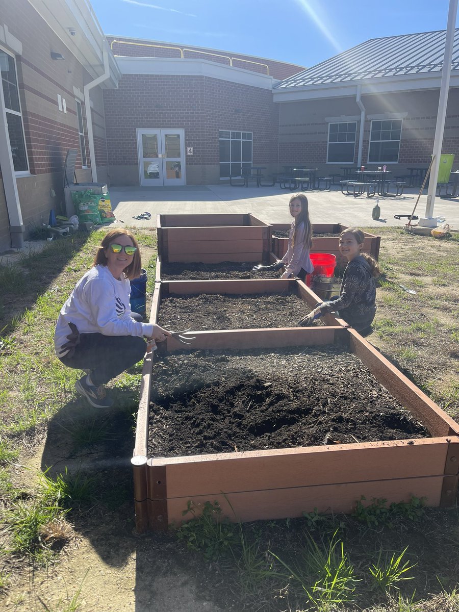 Ms_ARedd's tweet photo. Spring has sprung! 🌞🌷It’s time to plant! 🪴Today, our Green Team Fam put in WORK and weeded for our fresh soil and soon, our 🌱 sprouts! https://t.co/Uj60xLv6ZB