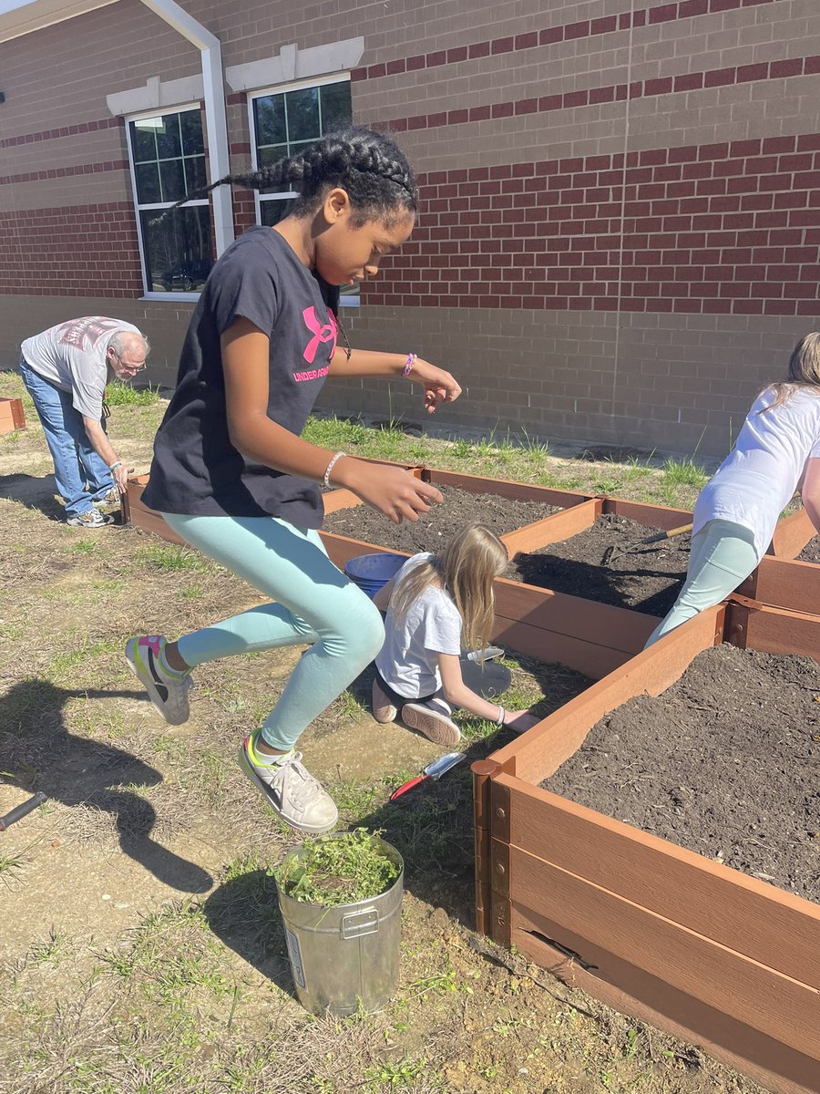 Ms_ARedd's tweet photo. Spring has sprung! 🌞🌷It’s time to plant! 🪴Today, our Green Team Fam put in WORK and weeded for our fresh soil and soon, our 🌱 sprouts! https://t.co/Uj60xLv6ZB