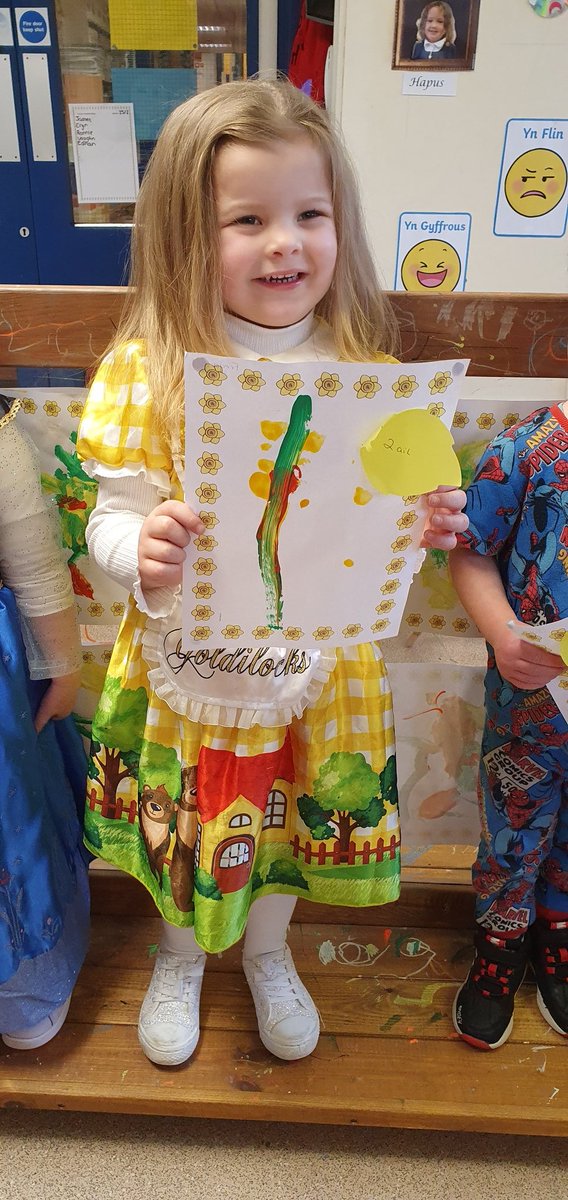 StJosephsPgroup's tweet photo. Our winners from our daffodil portrait competition. Well done girls
#cenninenpedr https://t.co/rIJo1Mu2hj