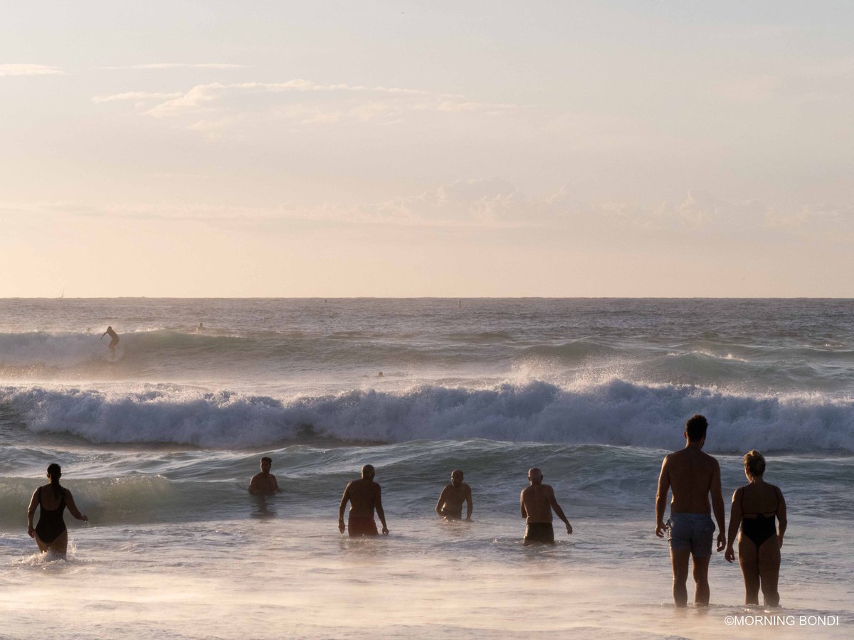 Happy Monday. Hope you all had a great weekend and are pumped for this week. Today was just incredible, started with some pretty colours in the sky followed by the iconic Bondi Golden Light. It’s pretty unique. morningbondi.com/blog-1//happy-… #bondi #seeaustralia #ilovesydney