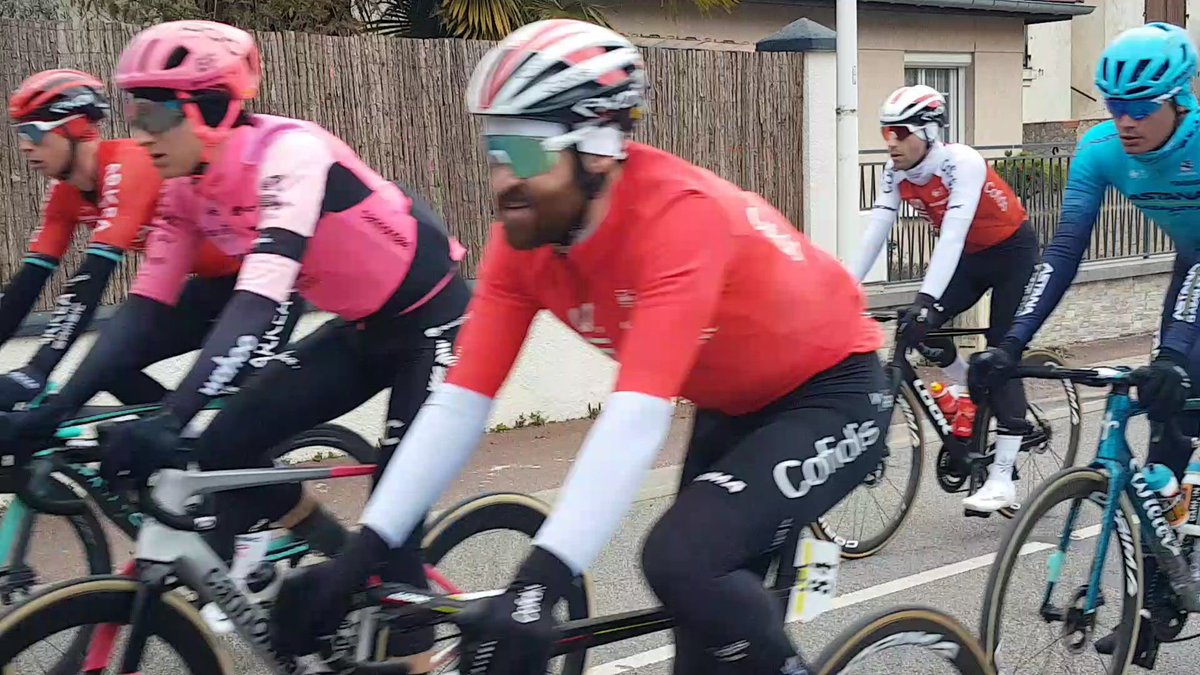 SabrinaCollenot's tweet photo. Expérience intéressante …au plus près du peloton à moins de 2 minutes de chez soi ..#ParisNice2023 première étape  #LaVerrière https://t.co/KZgUR68gu0
