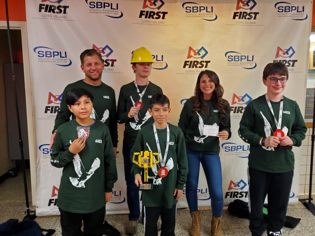 DwinterSprings's tweet photo. Springs Lighting Bots win the Rising All Star Award. This award celebrates a team that the judges notice and expect great things from in the future! So proud of all our students who participated today! Special thanks to all our parents and coaches for their support. https://t.co/Rlp27y4yYr