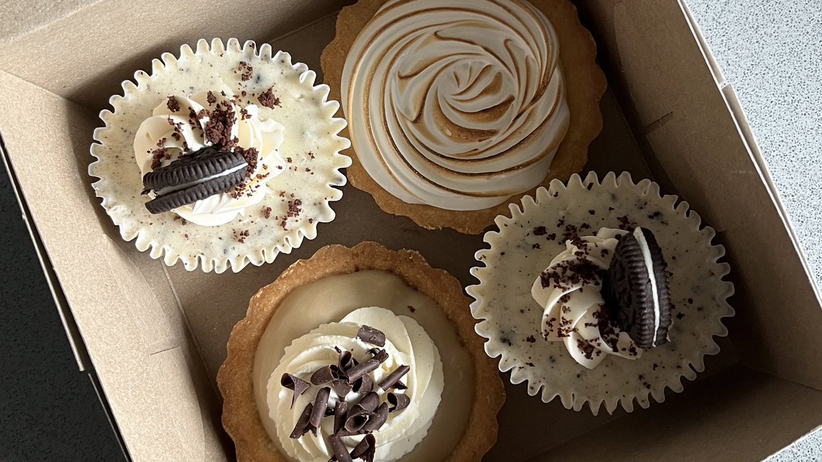 CBCradiotara's tweet photo. Sunday just got a little sweeter with a @CanToogoodtogo surprise box from @sugared_spiced. 🤤 #localsweets #zerofoodwaste #yumyumyum https://t.co/G0tsa1CaVy