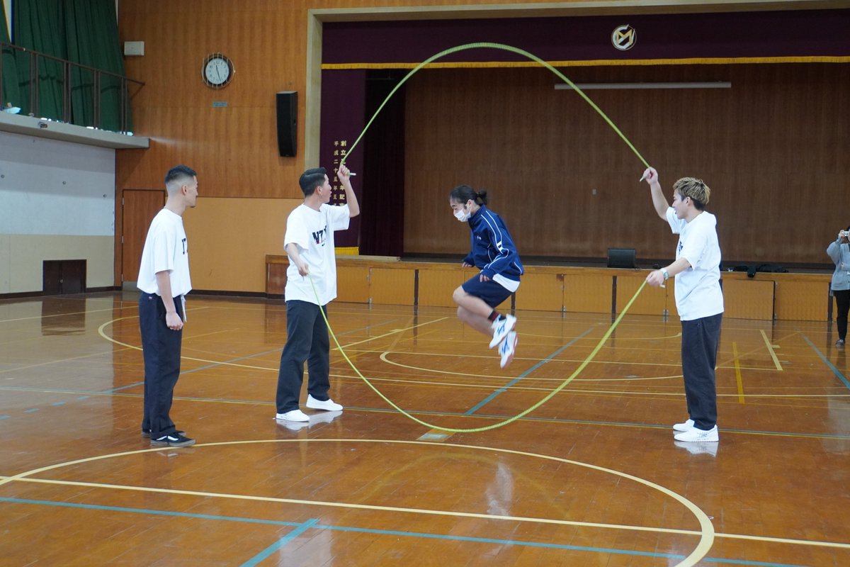 kyoto_sposhin's tweet photo. 【京のスポーツ夢バンク】
3月2日(木）京都市立向島東中学校において、見島良拓さん・NEWTRADの皆さんによるダブルダッチ教室が行われました！一見難しそうですが、丁寧にご指導いただき、沢山ジャンプすることができました！最後は圧巻のパフォーマンス😆✨貴重な時間をありがとうございました。 https://t.co/4xXPC2jI8R