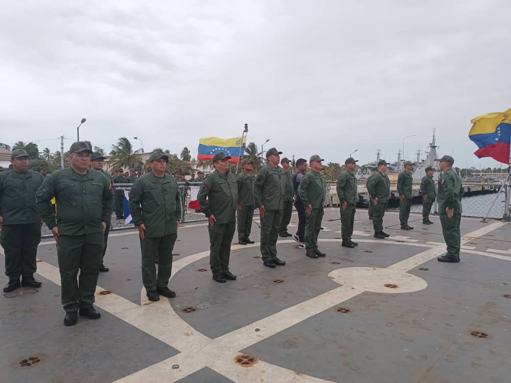 Con Salvas de Fusilería, l@s combatientes navales de la @escuadrave1 y sus Buques de Guerra, conmemoramos los 10 años del Salto a la Inmortalidad del Comandante Supremo HUGO CHÁVEZ, evento naval liderizado por su máxima autoridad el VA José Hernández @JoseAbchi. #YoSoyChavez