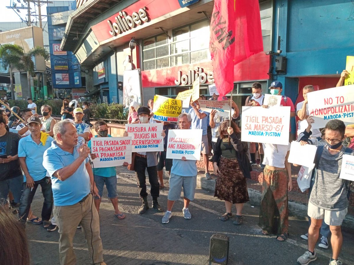 pistonph's tweet photo. Pagkakaisa ng komunidad sa mga driver at operator sa Monumento Caloocan. 

MABUHAY ANG MAMAMAYANG LUMALABAN! ✊🏽

#NoToPUVPhaseout https://t.co/0C3B4tfX19
