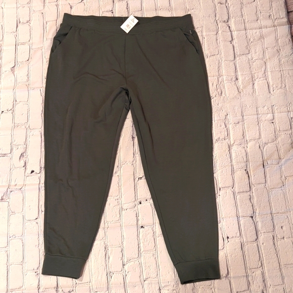 LenitaApril's tweet photo. So good I had to share! Check out all the items I'm loving on @Poshmarkapp #poshmark #fashion #style #shopmycloset #hm #eddiebauer: https://t.co/GYnuiRxIWW https://t.co/cR7KEFQvlC