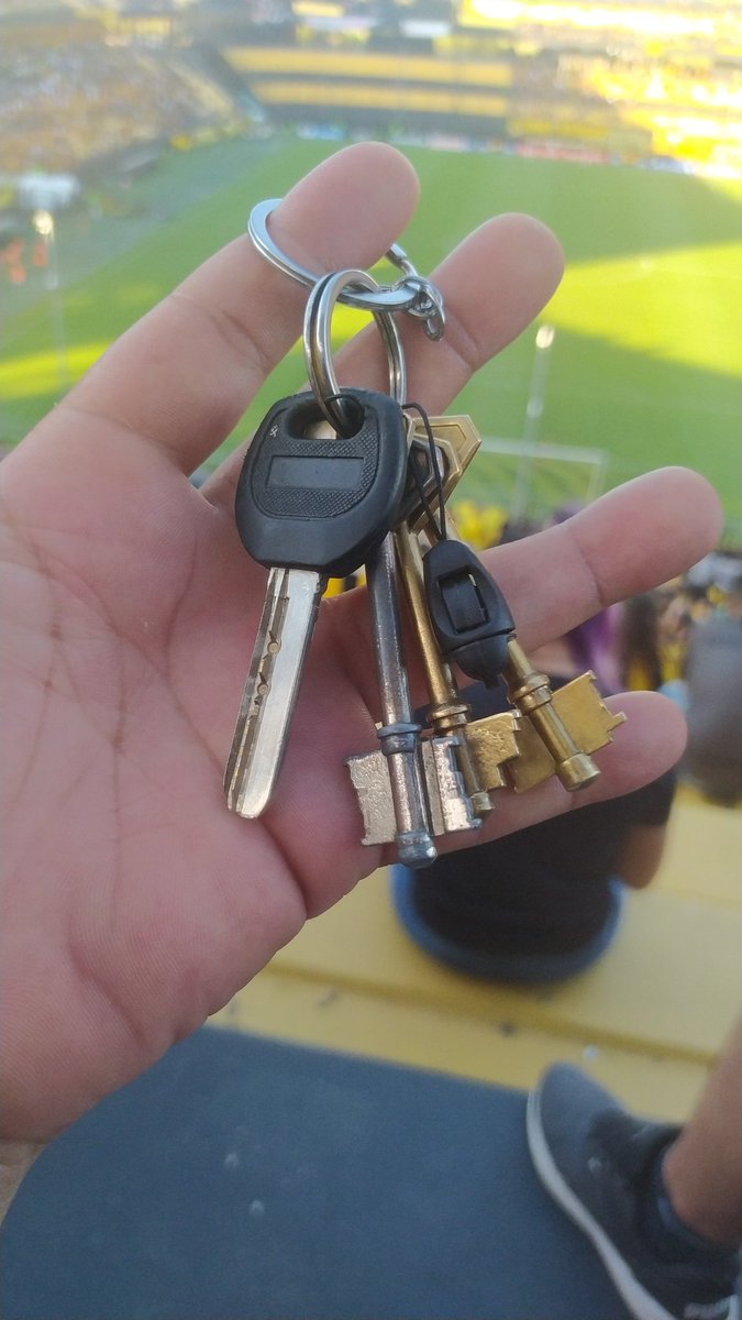 RodrigueErnest's tweet photo. Se encontraron llaves en la Tribuna Cataldi viva Siempre Peñarol!! https://t.co/pnDyY7XViz