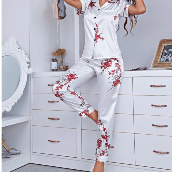 Newman_Ent's tweet photo. So good I had to share! Check out all the items I'm loving on @Poshmarkapp from @TheBandTeeShop #poshmark #fashion #style #shopmycloset #vintage #hm: https://t.co/MMCs9wv6dr https://t.co/246eu9AXhu