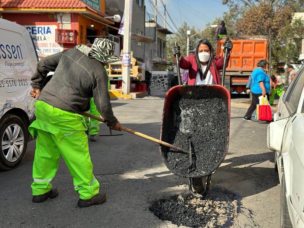 Betyesquivela's tweet photo. Con un gran equipo llevamos a cabo grandes acciones en Tlalpan por parte de nuestra Jefa de de Gobierno.
Bienestar en tu colonia ya es una realidad y para mí es un honor servir y apoyar en la supervisión para que la comunidad sea beneficiada ampliamente. https://t.co/fmg379g7If