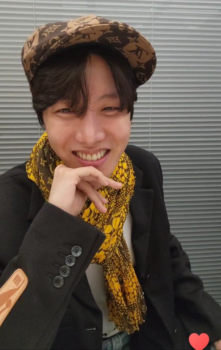 Daianeguiga's tweet photo. Eu e o meu amorzinho 💜💜💜

#ARMYSelcaDay
#JHOPE_ON_THE_STREET https://t.co/VeHn85owHT