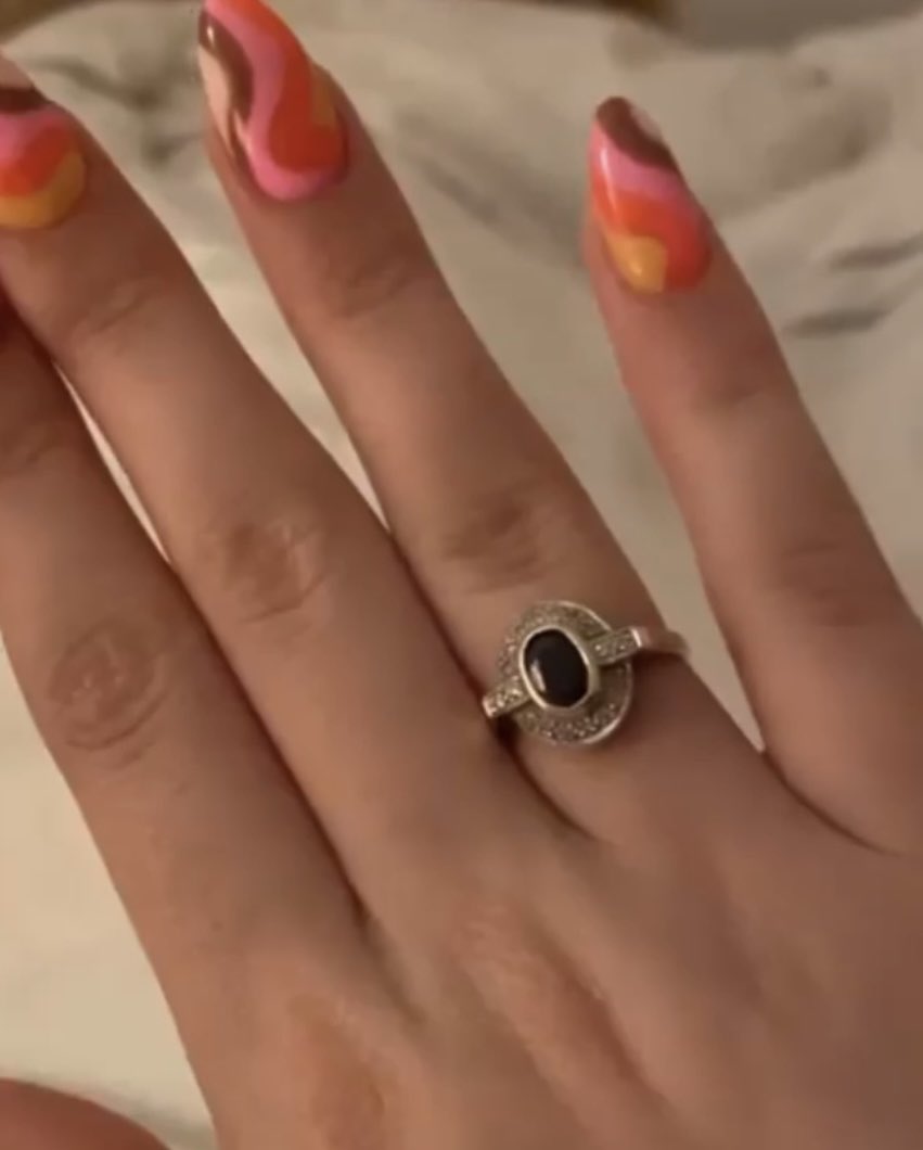 daisyet17's tweet photo. probably a huge longshot but i came back from a trip to edinburgh yesterday and i’ve realised i’m missing my late grandma’s ring. if anybody happens to have found a ring like this recently please please let me know, please rt this to spread! 💙 https://t.co/SE9qXOCQbk