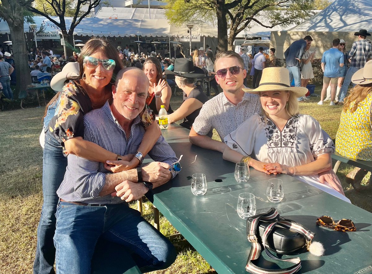 Rachel_Bonnette's tweet photo. #SundayFunday in the wine garden at #HOUSTONRODEO! 🍷 🪴 https://t.co/sEJTGzKgJp