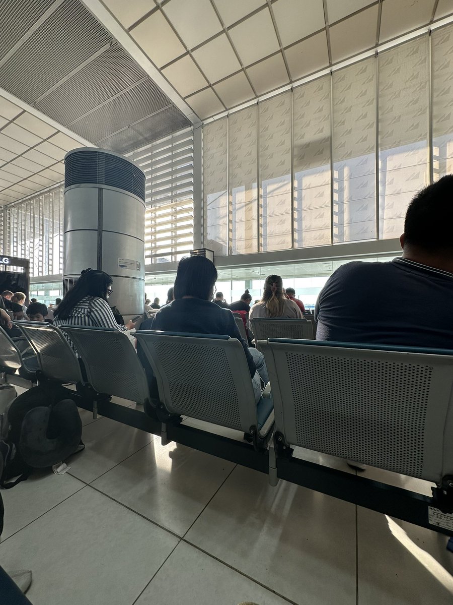 cruziican's tweet photo. People!!!! When you're sitting on a chair like this na connected to other chairs, 'wag naman kayong mag kuyakoy at wag magulo please!!! Utang na loob! Shuta yung kaba ko kasi akala ko lumilindol. At hilong hilo na ako. 30 mins na ako umuuga!! 😑😑😑😑 https://t.co/iYGlGl9UfL
