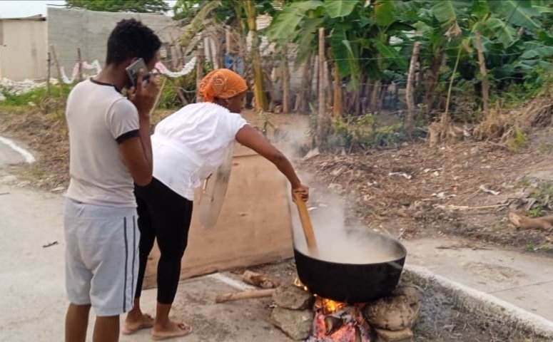 En la Zona 131 de los #CDRCuba, en Punta Brava,  La Lisa, el día comenzó con trabajo voluntario y culminará con una plenaria cederista (caldosa incluída). #Cuba #CDRCuba #YoVotoXTodos #MejorEsPosible