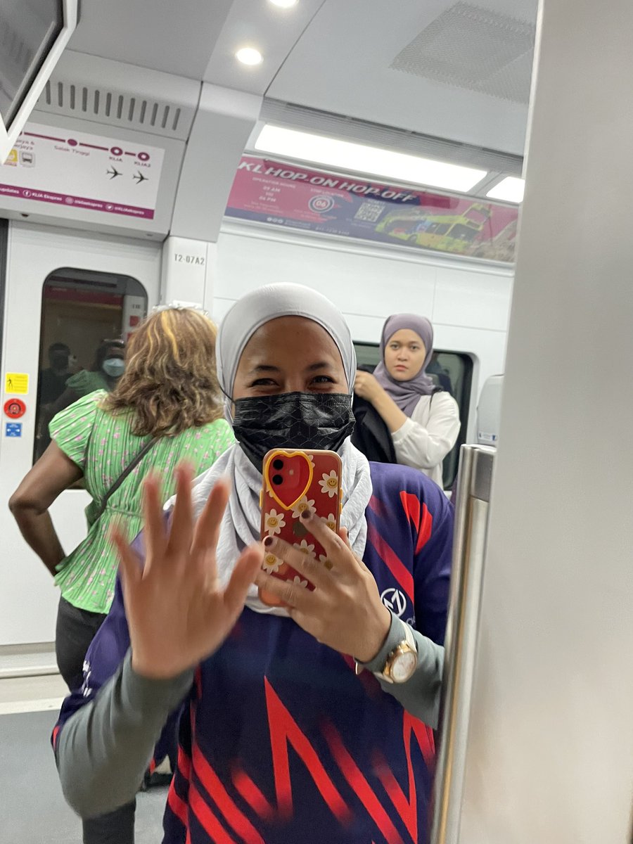 naffyboy's tweet photo. Took ERL this morning and my wife left her phone on the train. Only realised it when we already reached the airport. Thankfully this Kak Ros picked up after we called the phone multiple times

With the power of social media, pls help to find Kak Ros for me to properly thank her🙏🏻 https://t.co/3VKMKGg3DR