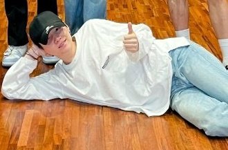 cllgbts7's tweet photo. Os aniversariantes do mês que na primeira oportunidade estão deitando no chão e ficando por lá mesmo.

#ARSD #ARMYSelcaDay #ARMY https://t.co/mFvi8MTOzB