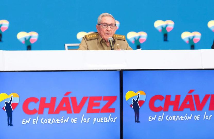 cubacooperaven's tweet photo. Raúl Castro: "Hemos sido testigos del liderazgo de Maduro para continuar la obra de Chávez y su capacidad de resistir y de vencer. (..) #Cuba estuvo y estará al lado de su pueblo, Nicolás, al lado tuyo y de la unión cívico-militar del pueblo bolivariano y chavista."

#ChávezVive https://t.co/vMZndc8N4W