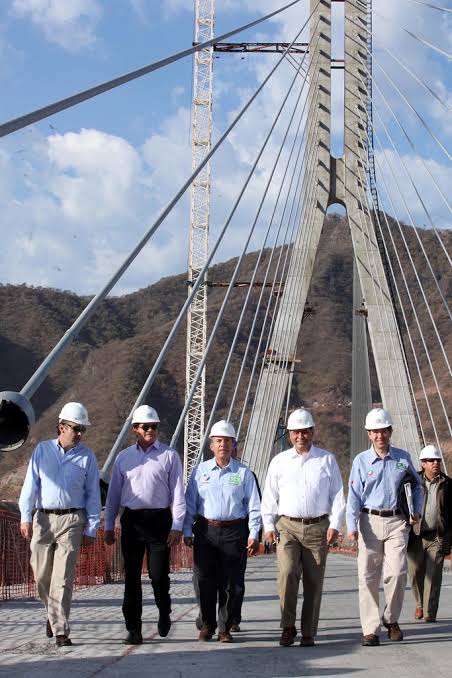 OskyElMagno's tweet photo. #ElImponentePuenteBaluarte💫
#Guinness
#SeVanA3mpvtarLosChairos🤣🤣
El Dia que el presidente @FelipeCalderon recibió un #Guinness(@gwr_es) por el #PuenteBaluarte.
El presidente de México recibió el reconocimiento del récord Guinness como el puente atirantado más alto del mundo. https://t.co/hqZV5E4Jbc
