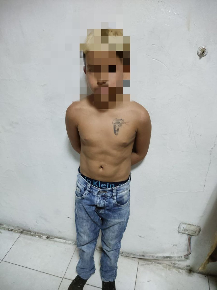 soscarcelesec's tweet photo. La reducción presupuestaria de 1.200 millones al @Educacion_Ec en el Gobierno de Guillermo Lasso ocasionó la deserción 752.680 estudiantes del Sistema Nacional de #Educación.
Hoy nuestros niños no agarran lápices, sino q empuñan armas. ¿Así nos hablan de seguridad?
#LassoTeVas https://t.co/9CmGvXUa9L