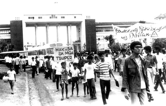 TheKejOfGlory's tweet photo. Ulitin ang kasaysayan!

Kabataan, makiisa sa mga tsuper at mamamayan! ✊🏽

#NoToJeepneyPhaseout 
#SupportTransportStrike https://t.co/wdYPFDmCFg