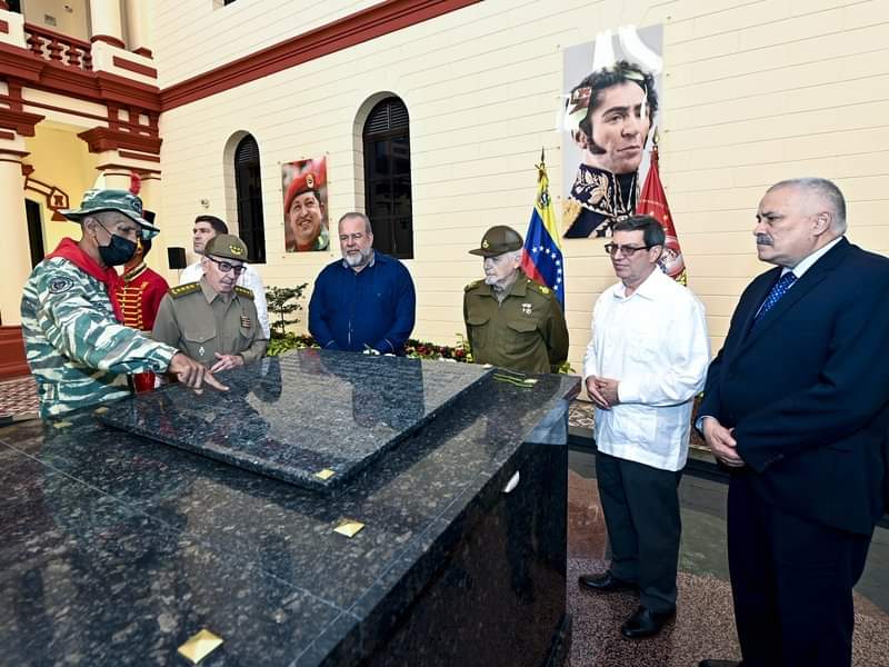 El General de Ejército, Raúl Castro y la delegación que lo acompaña, llegaron hasta El Cuartel de la Montaña para rendir tributo a Chávez, al Comandante Supremo, como lo reconoce su pueblo.
#CubaViveyVence #ChavezViveLaLuchaSigue #LatirAvileño <a href="/Emp_Avilmat/">Empresa Materiales de Construcción Ciego de Ávila</a>