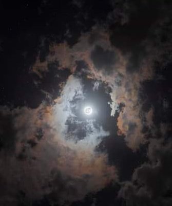 OJOGAGRO's tweet image. La luna aparece
en suspiros plasmados
con tinta en la hoja de
un cielo despejado,
las letras caminan
por senderos de ilusión
impulsadas por los latidos
de un verso palpitando
en el corazón,
ese soy yo
mintiéndome al decir
que escribo a la luna
cuando en realidad
escribo para ti.