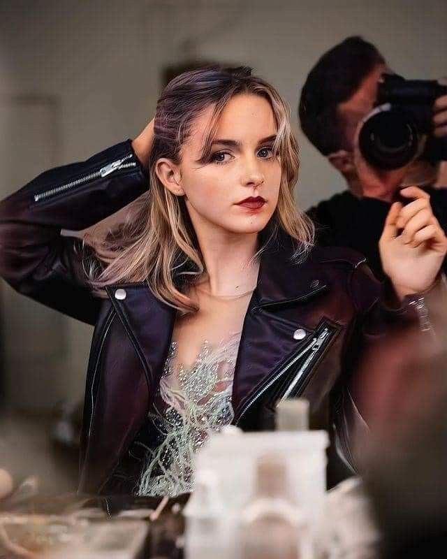 ᅟᅟ 

ᅟᅟ Cameras on, focus on me!📸

ᅟᅟ