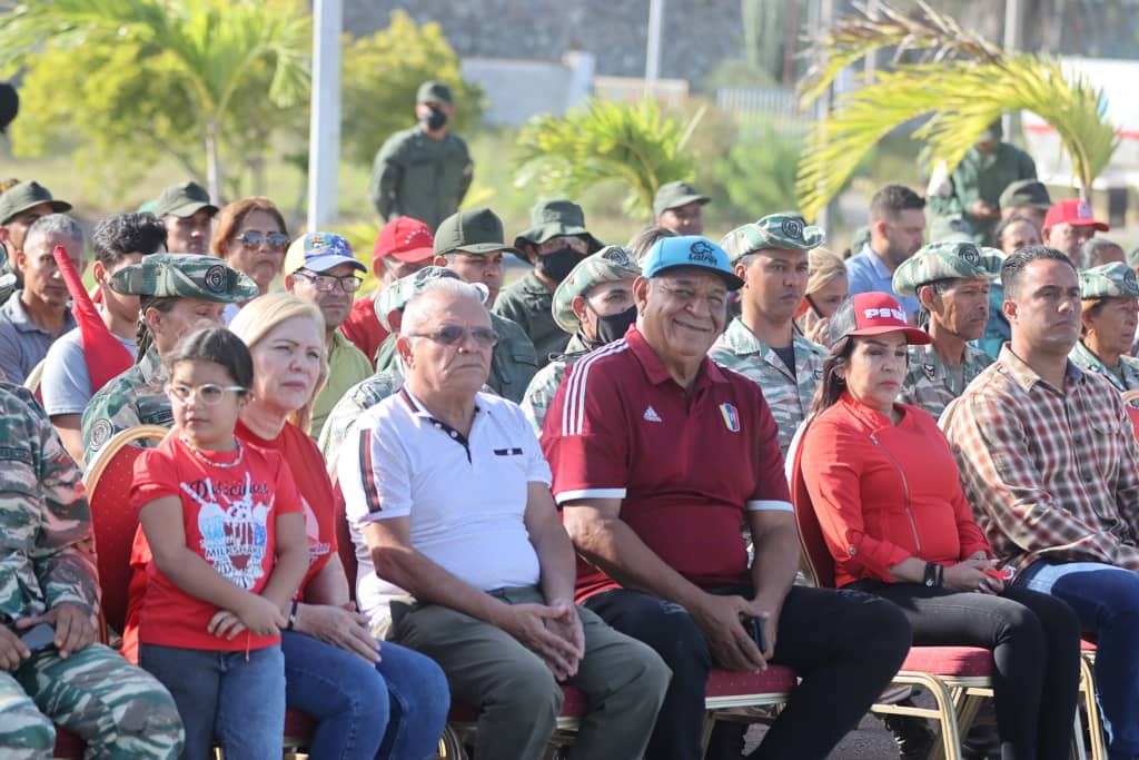 mari_velasquez's tweet photo. Todos los honores para nuestro Comandante Eterno Hugo Chávez en la conmemoración de los 10 años de su siembra
#YoSoyChávez https://t.co/twuq2d6Gy7
