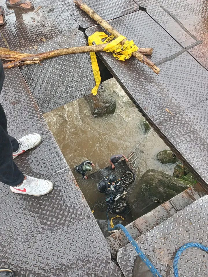 taipe_valentin's tweet photo. A quienes nos visitan desde cualquier rincón de la Patria, mucho cuidado con este puente, Jondachi Km 18, vía a Tena, Amazónia en abandono total! A donde va a parar tanto dinero que decomisan a los trabajadores Petroleros Privados? @AsambleaEcuador @LassoGuillermo @CorteConstEcu https://t.co/gHy11JvYRE