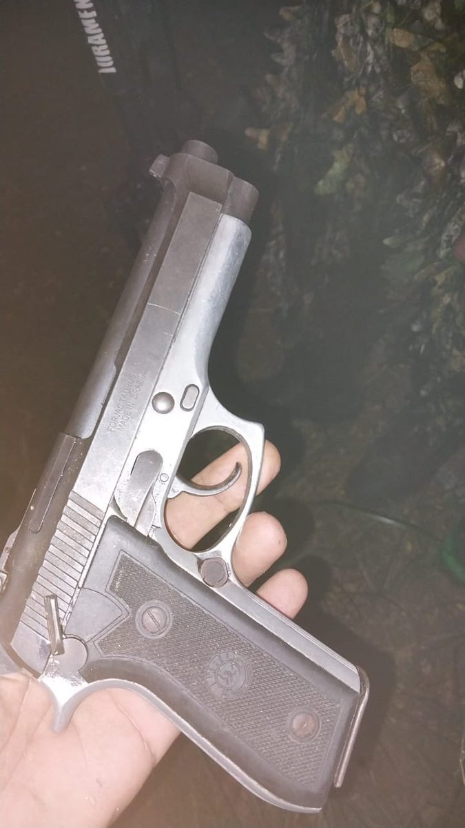 diretodomiolo's tweet photo. 🚨AGORA: CV deu baque no Morro do Jordão e paulou uma pistola da milícia. https://t.co/pBM0EQIn7s