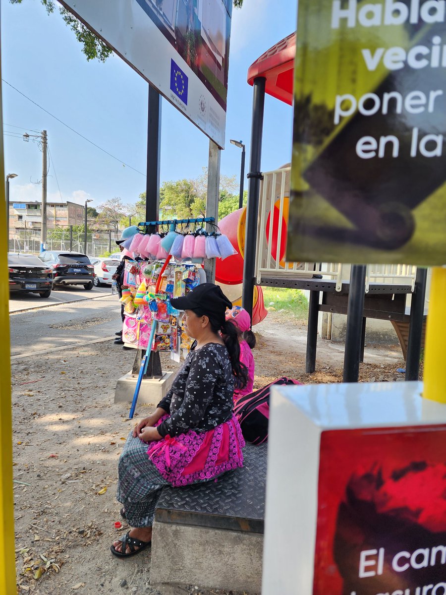 Cristosal's tweet photo. Hoy Zacamil, Mejicanos dijeron: ¡Tenemos #ElPoderDeCrear una mejor comunidad! Esta tarde disfrutamos con los vecinos, jugadores, artistas y transeúntes. 💟👐 https://t.co/O1lFZ0wDJ5