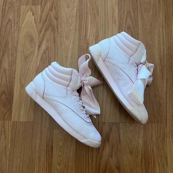 reyes933's tweet photo. So good I had to share! Check out all the items I'm loving on @Poshmarkapp #poshmark #fashion #style #shopmycloset #reebok #felicitycoco: https://t.co/byyD6PhXaU https://t.co/31QeM3eSzW