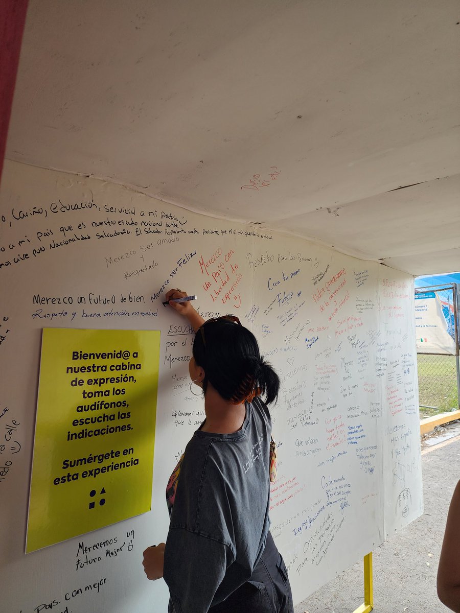 Cristosal's tweet photo. Hoy Zacamil, Mejicanos dijeron: ¡Tenemos #ElPoderDeCrear una mejor comunidad! Esta tarde disfrutamos con los vecinos, jugadores, artistas y transeúntes. 💟👐 https://t.co/O1lFZ0wDJ5