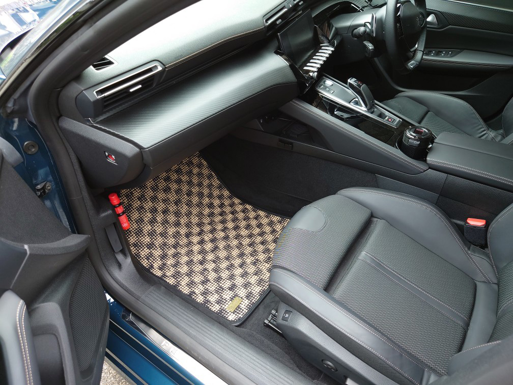 OfficialKAROmat's tweet image. サンダンスキッド様の #カロマット 装着事例

車種:#プジョー #508SW
マットタイプ:#FLAXY ブリリアントベージュ

34年前にシザルを装着していました
時が経っても良いものは良いですね
純正より分厚く車内がより静かにそして華やかになりました
【装着事例】 bit.ly/3QZXysk

#KAROマット