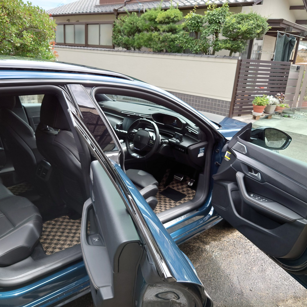 OfficialKAROmat's tweet image. サンダンスキッド様の #カロマット 装着事例

車種:#プジョー #508SW
マットタイプ:#FLAXY ブリリアントベージュ

34年前にシザルを装着していました
時が経っても良いものは良いですね
純正より分厚く車内がより静かにそして華やかになりました
【装着事例】 bit.ly/3QZXysk

#KAROマット