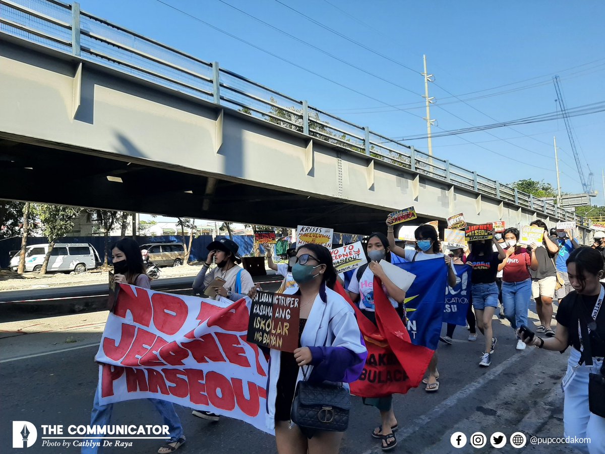 ckdraia_dakom's tweet photo. 𝗡𝗚𝗔𝗬𝗢𝗡 | Kasalukuyang nagmamartsa ang iba't ibang progresibong grupo ng mga mag-aaral mula sa Bulacan State University sa kahabaan ng McArthur Highway bilang pagtutol sa isinusulong na jeepney phaseout.

@pupcocdakom https://t.co/IuBuPEEuVt