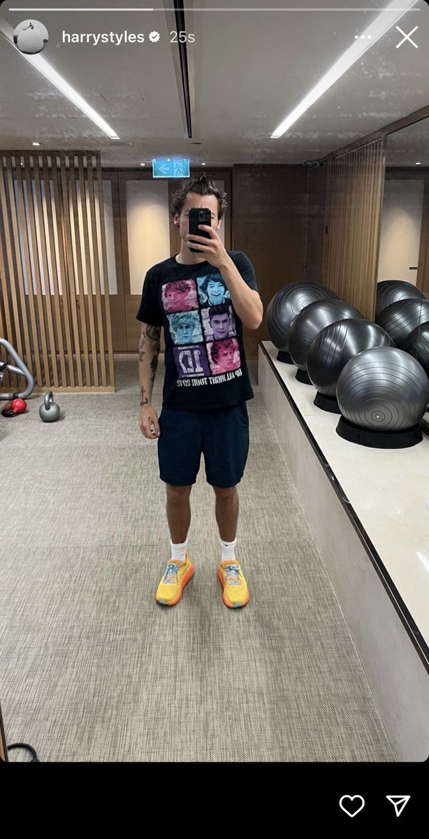 awayfromhomerry's tweet photo. the shirt!?! i am actually ending it i can't fucking do this anymore https://t.co/OorLE50X2o
